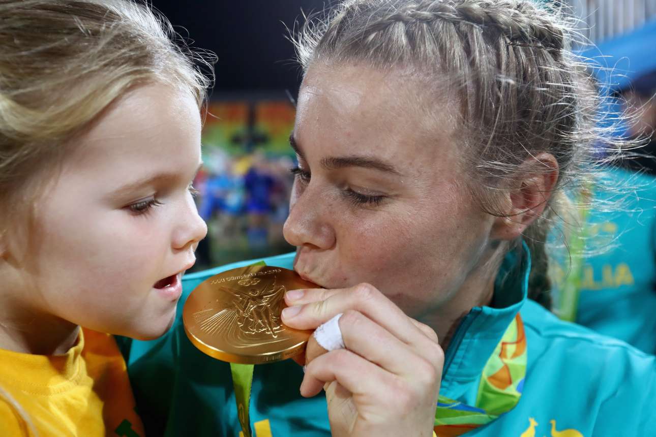 Μία τρυφερή στιγμή ανάμεσα στην Νικόλ Μπεκ, χρυσή ολυμπιονίκη στο ράγκμπι με την ομάδα της Αυστραλίας, και την κόρη της