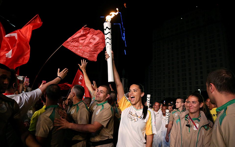 Model Adriana Lima carries the Olympic torch in Maua Square in Rio de Janeiro, Brazil, August 4, 2016. REUTERS/Pilar Olivares TPX IMAGES OF THE DAY
