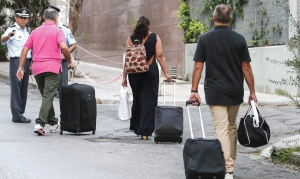 Προσέλευση στην ΓΓΕΕ με βαλίτσες. Αν ήταν άλλο το φόντο της φωτογραφίας θα μπορούσε να είναι στιγμιότυπο από επιβίβαση στο Blue Star Paros