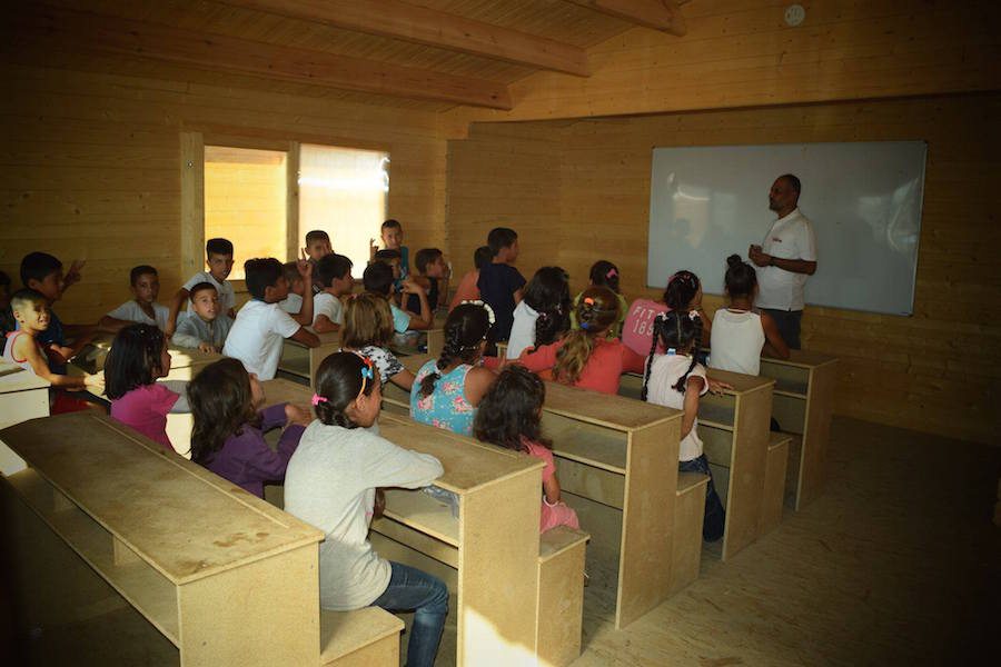Τα παιδιά κάνουν μάθημα στο Σχολείο της Ελπίδας