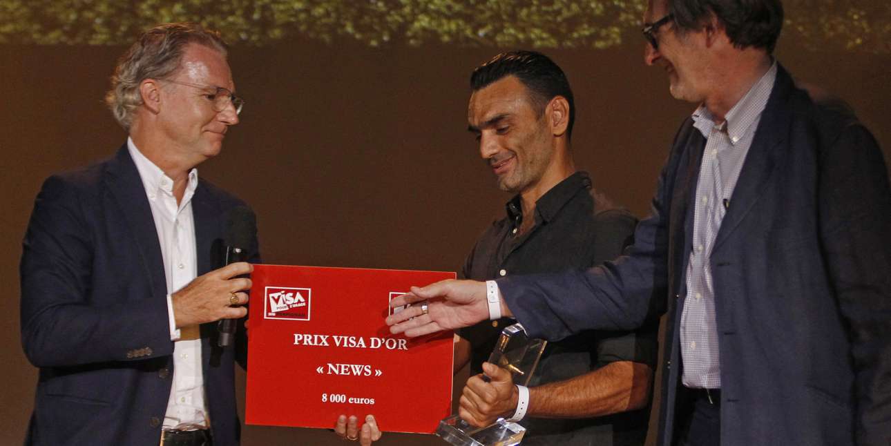 Στιγμιότυπο από τη βράβευση του Αρη Μεσσήνη στο διεθνές φεστιβάλ φωτοειδησεογραφίας Visa pour Image στο Περπινιάν, στη νότια Γαλλία