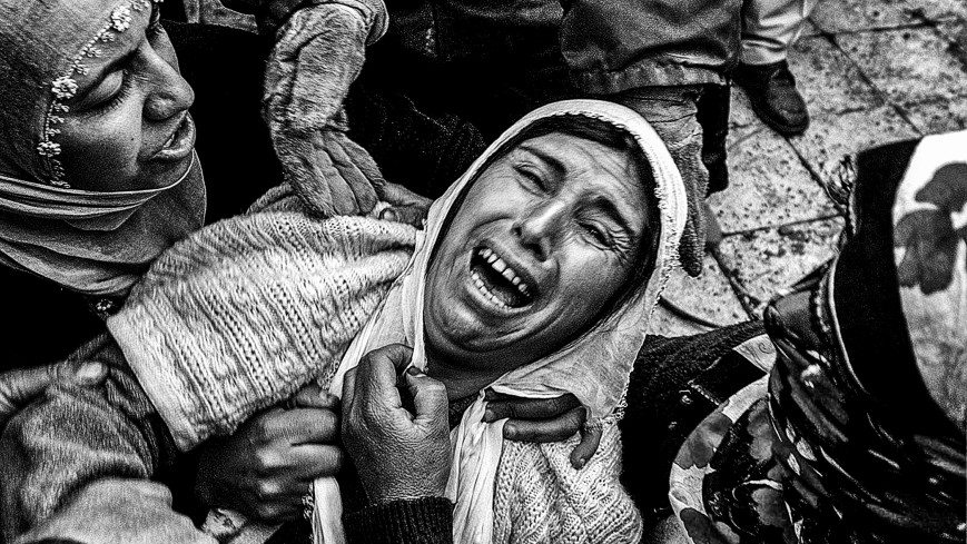 Ελτίκ Σουγιού, Τουρκία, Μαίος 2003. Μία τρομοκρατημένη μάνα ουρλιάζει αντικρύζοντας τα χαλάσματα του τετραόροφου παιδικού κοιτώνα, που κατέρρευσε από σεισμό σκοτώνοντας δεκάδες παιδιά. 