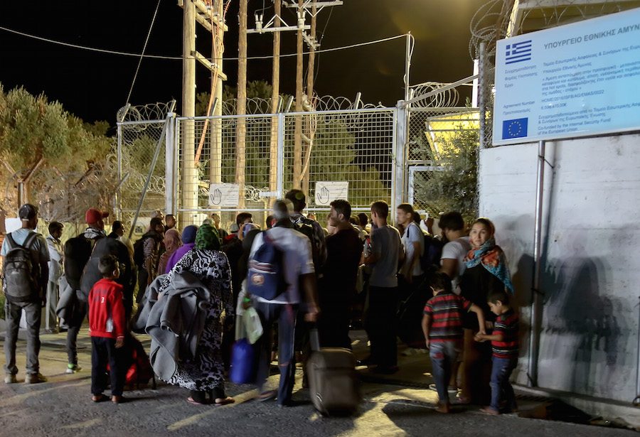 Πρόσφυγες περιμένουν να μπουν στον καταυλισμό