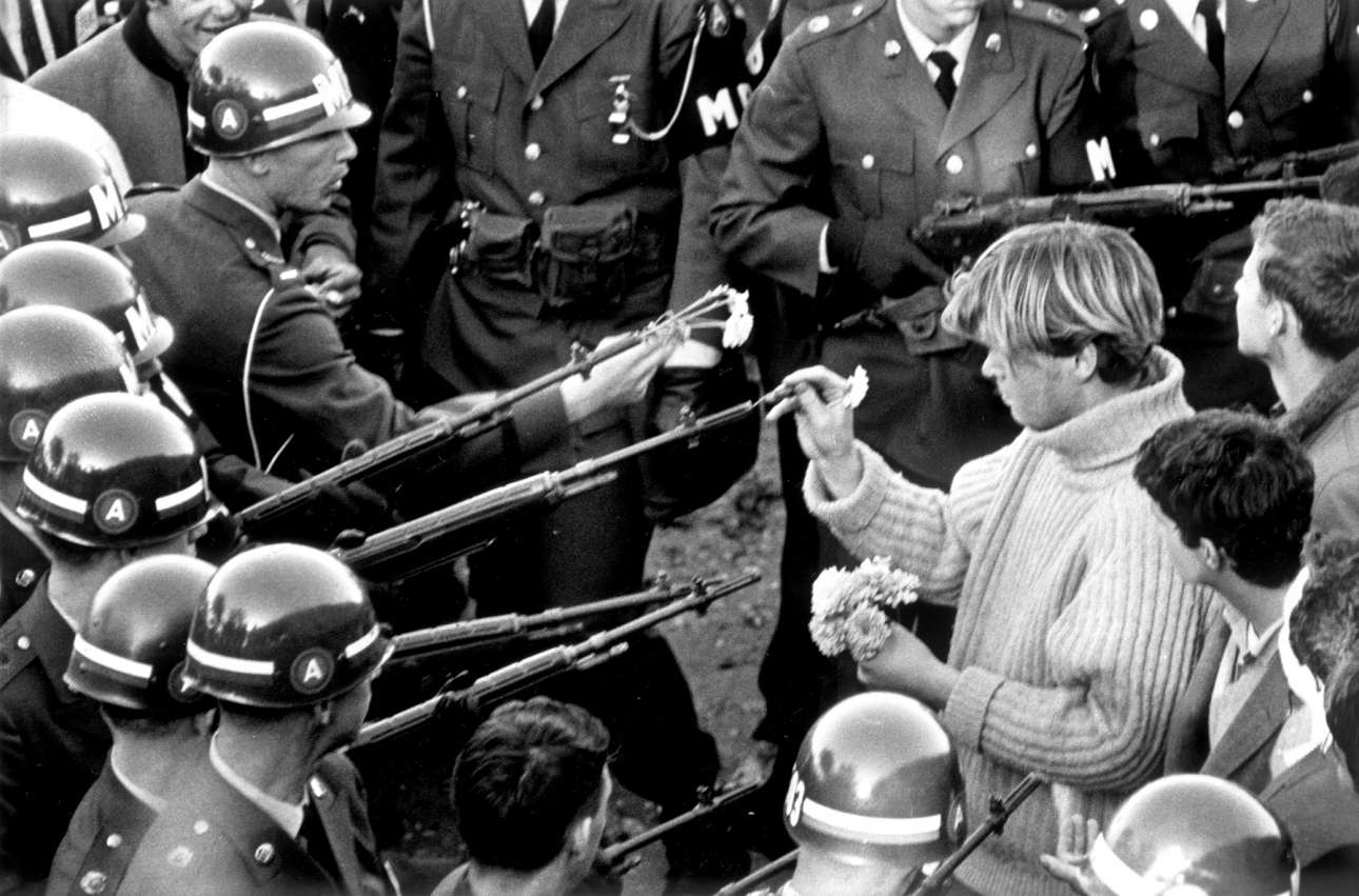 2._Anti-Vietnam_demonstrators_at_the_Pentagon_Building_1967_Photo_by_Bernie_Boston_The_Washington_Post_via_Getty_Images