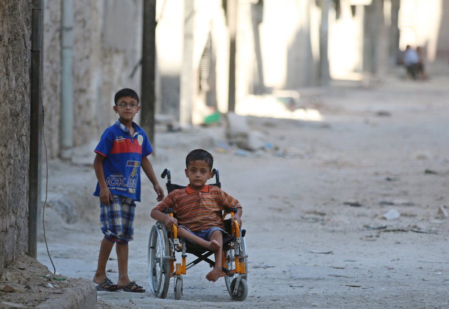 Xαλέπι. Παιδιά στο δρόμο. Το ένα σε καρότσι... (Reuters)