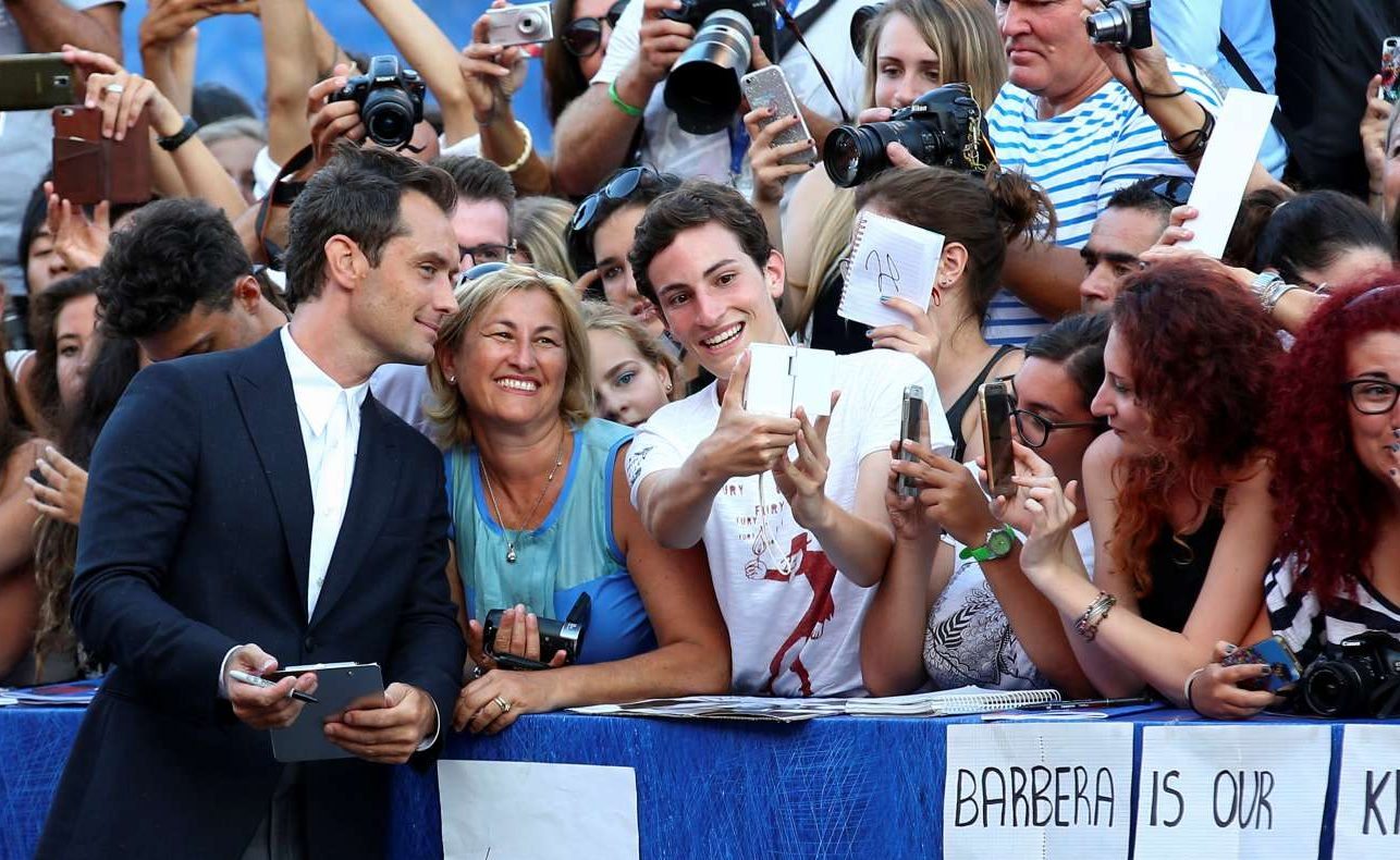 O «Πάπας» Τζουντ Λο… προσηλυτίζει τη Βενετία