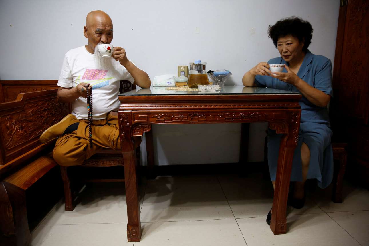 Παράδοση και καπιταλισμός στη Λαϊκή Κίνα. Μπλουζάκι Nike, δύσκολες ασκήσεις και πρωινό τσάι με τη σύζυγο