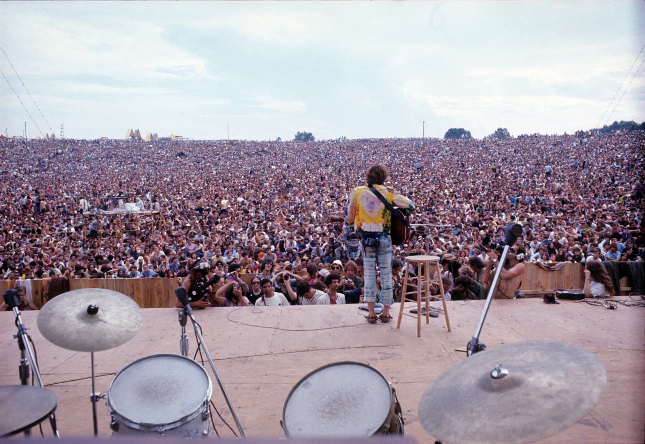 3._John_Sebastian_performing_at_Woodstock_1969__Henry_Diltz_Corbis