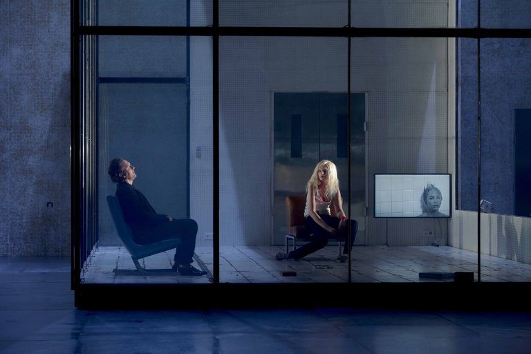 Η Στέγη και νεκρούς ανασταίνει