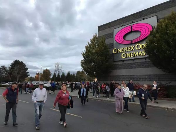 Η στιγμή της εξόδου για εκατοντάδες ανθρώπους από το εμπορικό κέντρο στο Μπέρλινγκτον (twitter)