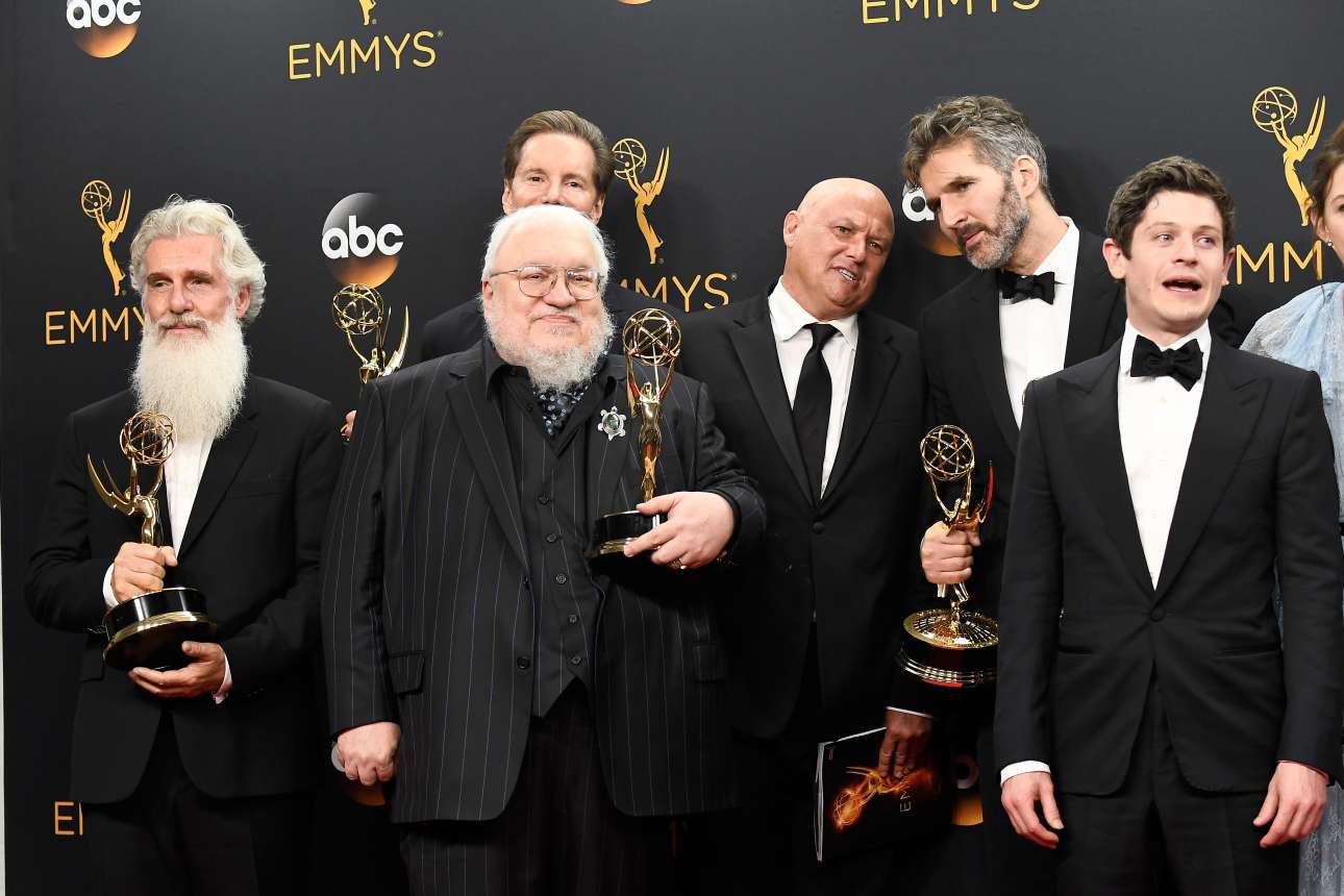 Ο συγγραφέας που λατρεύει να σκοτώνει τους χαρακτήρες του. Ο Τζορτζ Ρ.Ρ. Μάρτιν, συγγραφέας των βιβλίων «Game of Thrones» ποζάρει με το βραβείο Emmy για την καλύτερη δραματική σειρά