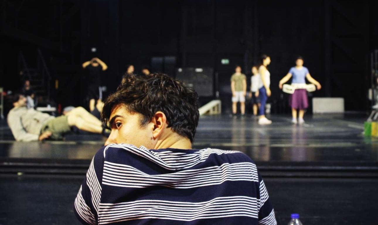 Ο Δημήτρης Καραντζάς σκηνοθετεί έναν τεράστιο καημό