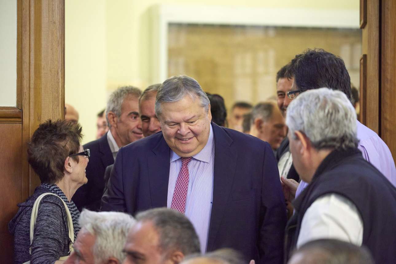 «Η χώρα κινδυνεύει με πολιτική, οικονομική και κοινωνική κατάρρευση»