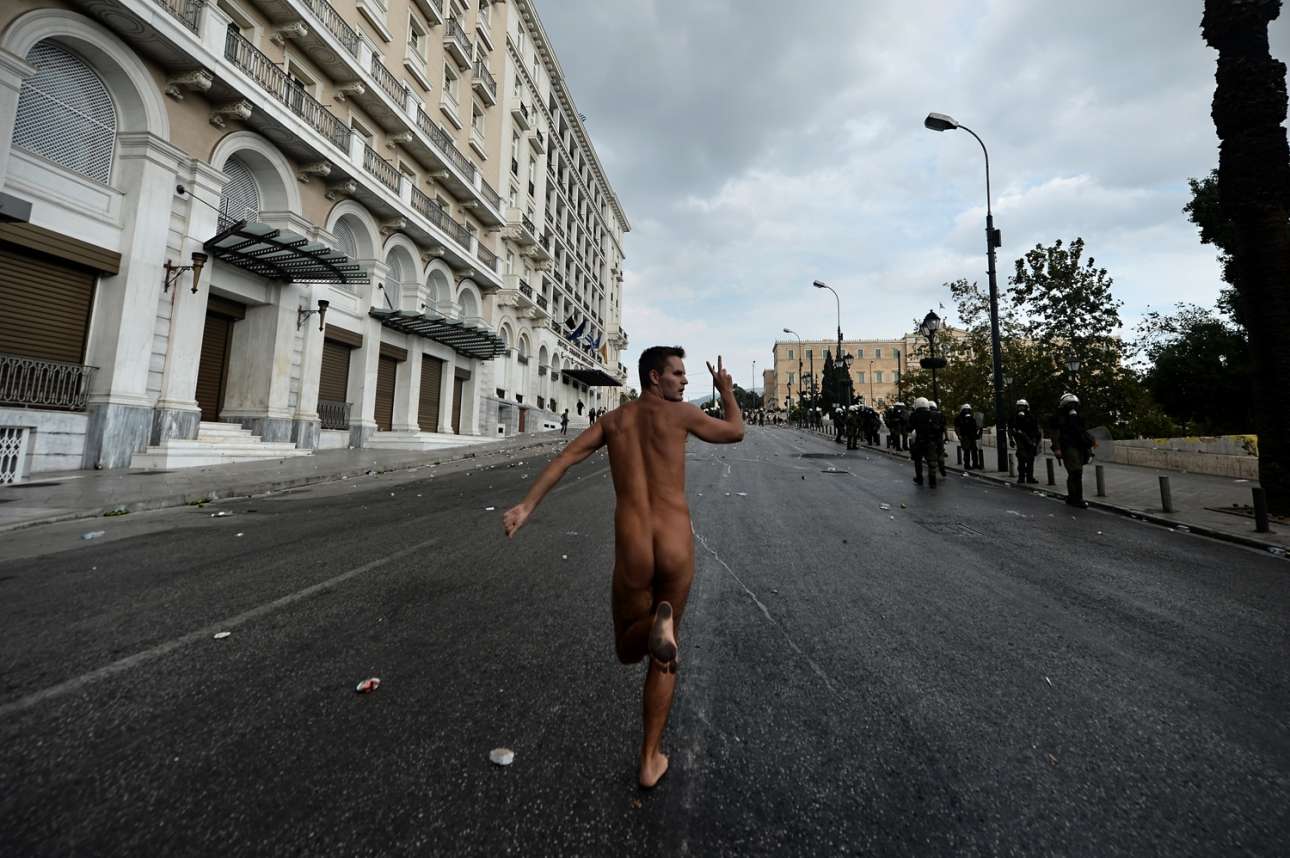 Μια φωτογραφία που είχε κάνει τον γύρο των ειδήσων, ο άνδρας που διαδηλώνει γυμνός κατά την επίσκεψη της Ανγκελα Μέρκελ στην Αθήνα, τον Οκτώβριο του 2012