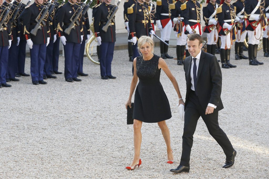 Учительница макрона. Жена президента Франции Брижит Макрон. Фото жены Макрона президента Франции. Макрон Эммануэль с женой. Эммануэль Макрон и Бриджит Тронье.