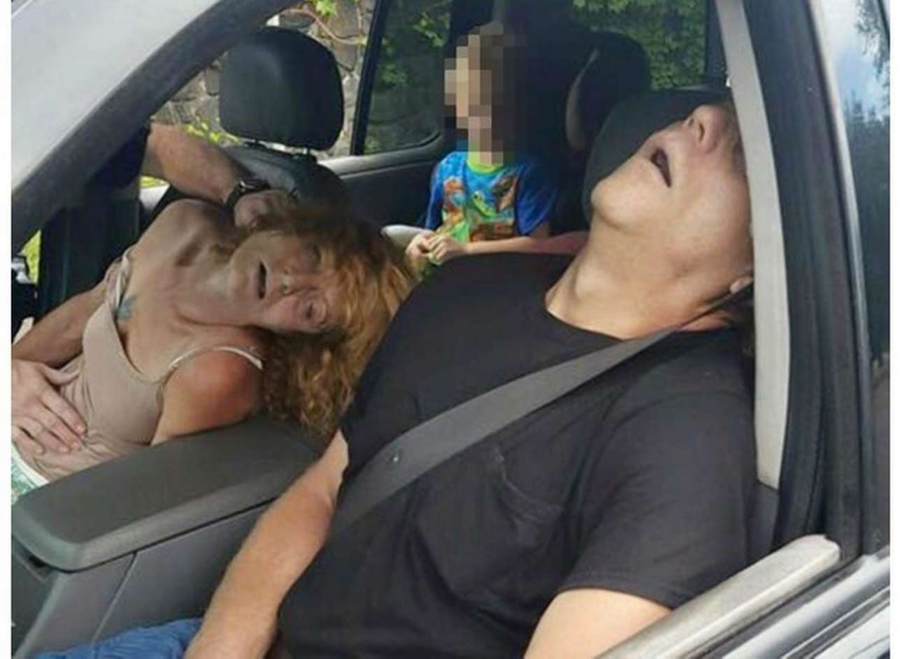 Εικόνα που σοκάρει: Γονείς λιπόθυμοι από ηρωίνη