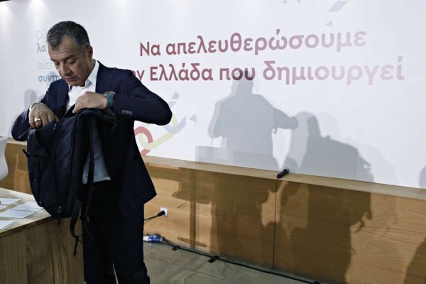 Ο Σταύρος Θεοδωράκης έπειτα από τη συνέντευξη Τύπου στη ΔΕΘ. Μάλλον ψάχνει στην τσάντα του τη... λύση για την Κεντροαριστερά (Alexandros Michailidis / SOOC)