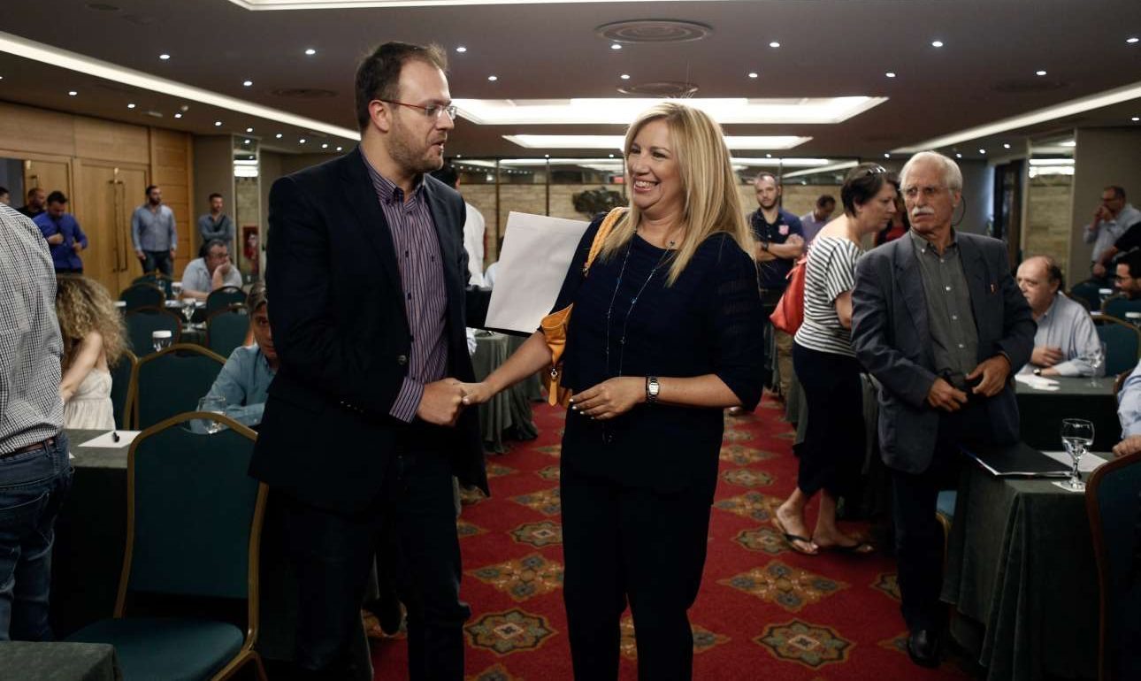 Παράλληλοι μονόλογοι και μισό βήμα πίσω για την Κεντροαριστερά