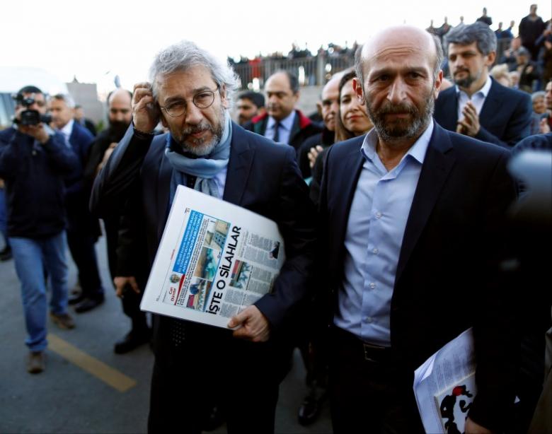Can Dundar, editor-in-chief of Cumhuriyet (L), accompanied by his Ankara bureau chief Erdem Gul, arrives at the Justice Palace for his trial in Istanbul, Turkey April 1, 2016. REUTERS/Osman Orsal
