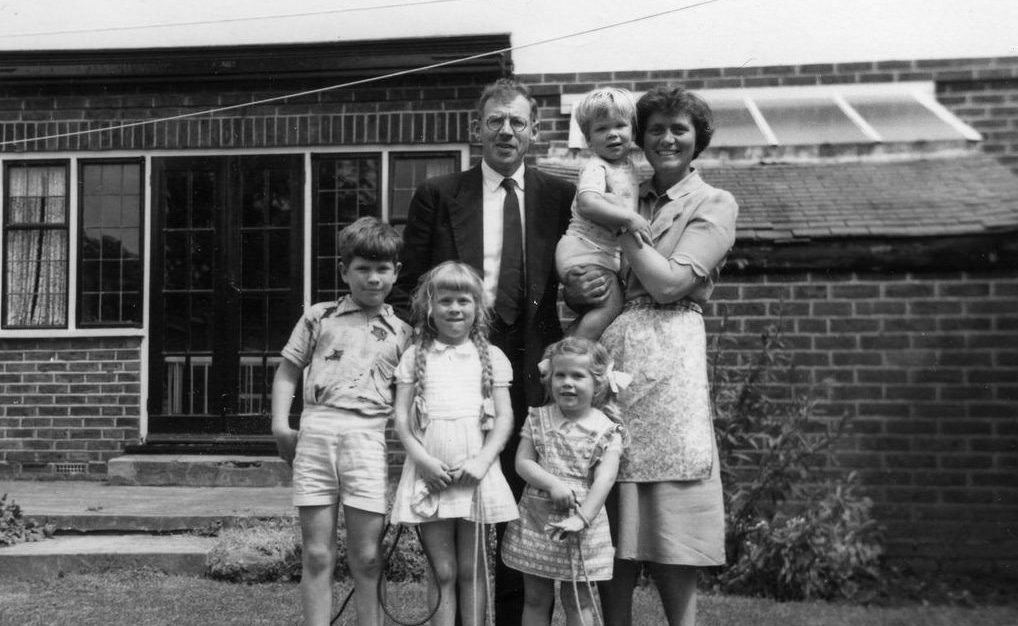 Mένεις ακόμα με τη μαμά και τον μπαμπά;