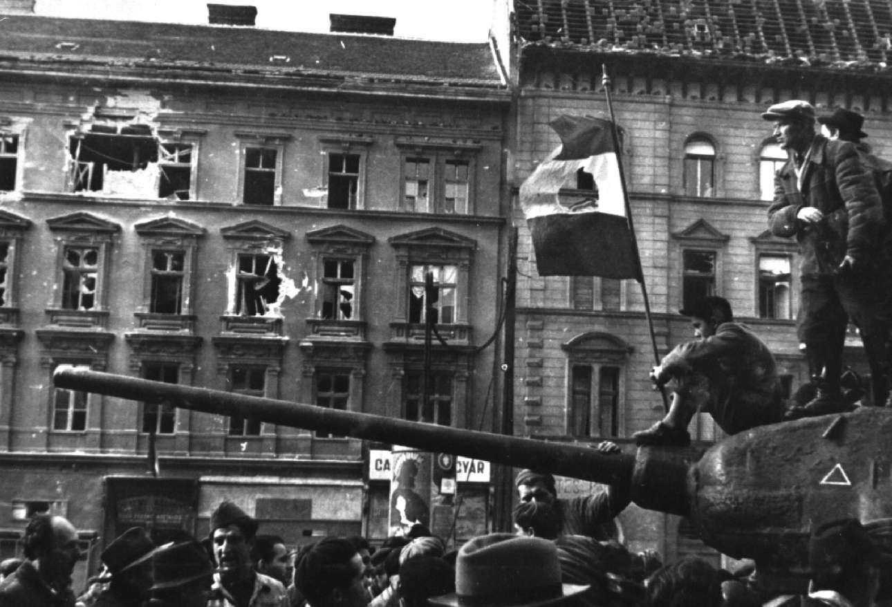 Οι πολίτες έχουν καταλάβει τα τεθωρακισμένα. Από τις σημαίες της Ουγγαρίας έχουν αφαιρεθεί τα σύμβολα του κομμουνισμού