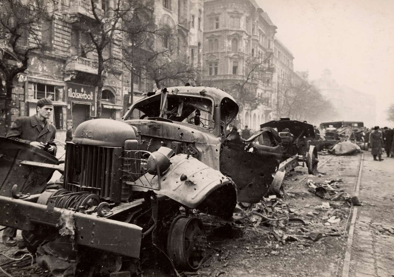 Στρατιωτικά οχήματα έχουν διαλυθεί κατά τις μάχες που έγιναν στους δρόμους της Βουδαπέστης