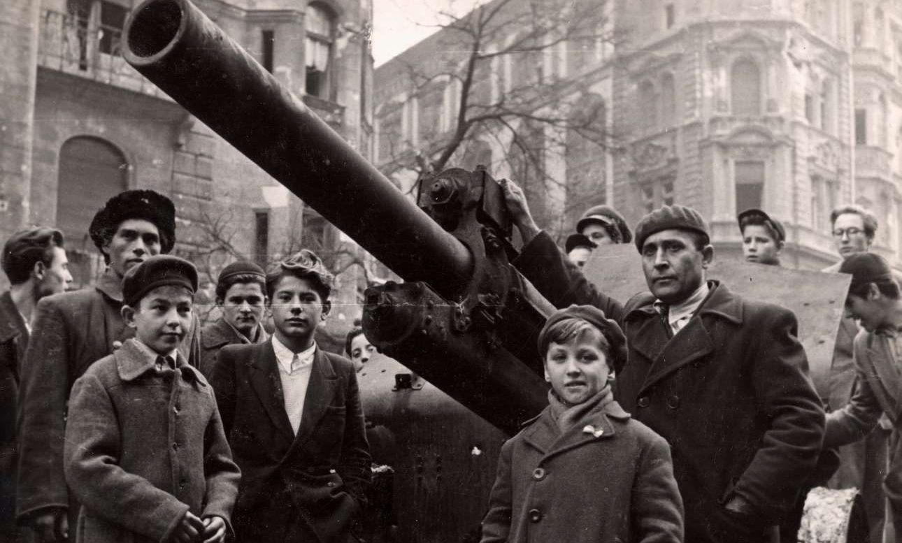 Πολίτες κάθε ηλικίας ποζάρουν μπροστά από ένα τεθωρακισμένο που έχουν καταλάβει στις πρώτες ημέρες της εξέγερσης. Υστερα ήρθαν τα σοβιετικά τανκ...