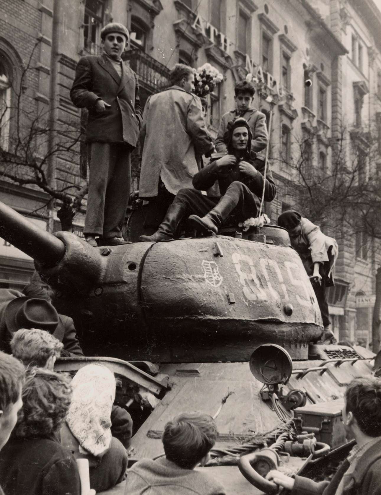 Πολίτες έχουν καταλάβει τεθωρακισμένο του ουγγρικού στρατού κατά τις πρώτες ημέρες της εξέγερσης. Υστερα ήρθαν τα σοβιετικά τανκ...