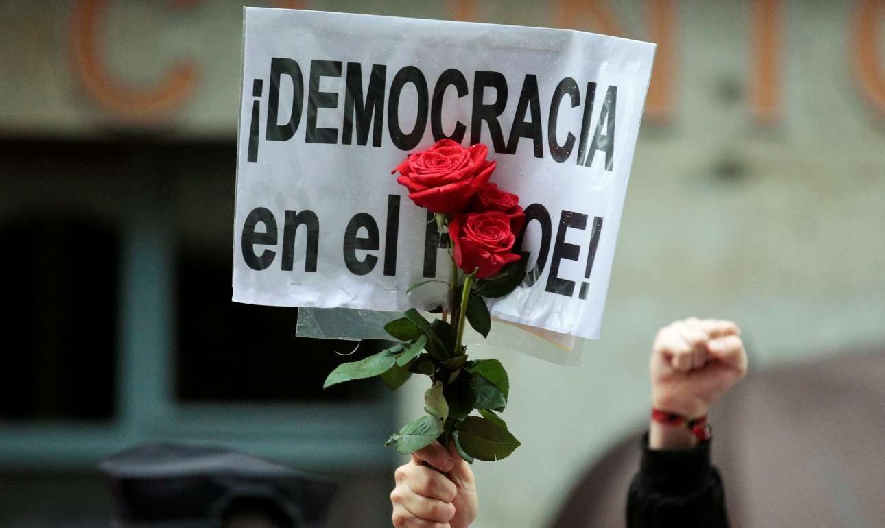 Οι ισπανοί Σοσιαλιστές αφήνουν τον Ραχόι να κυβερνήσει