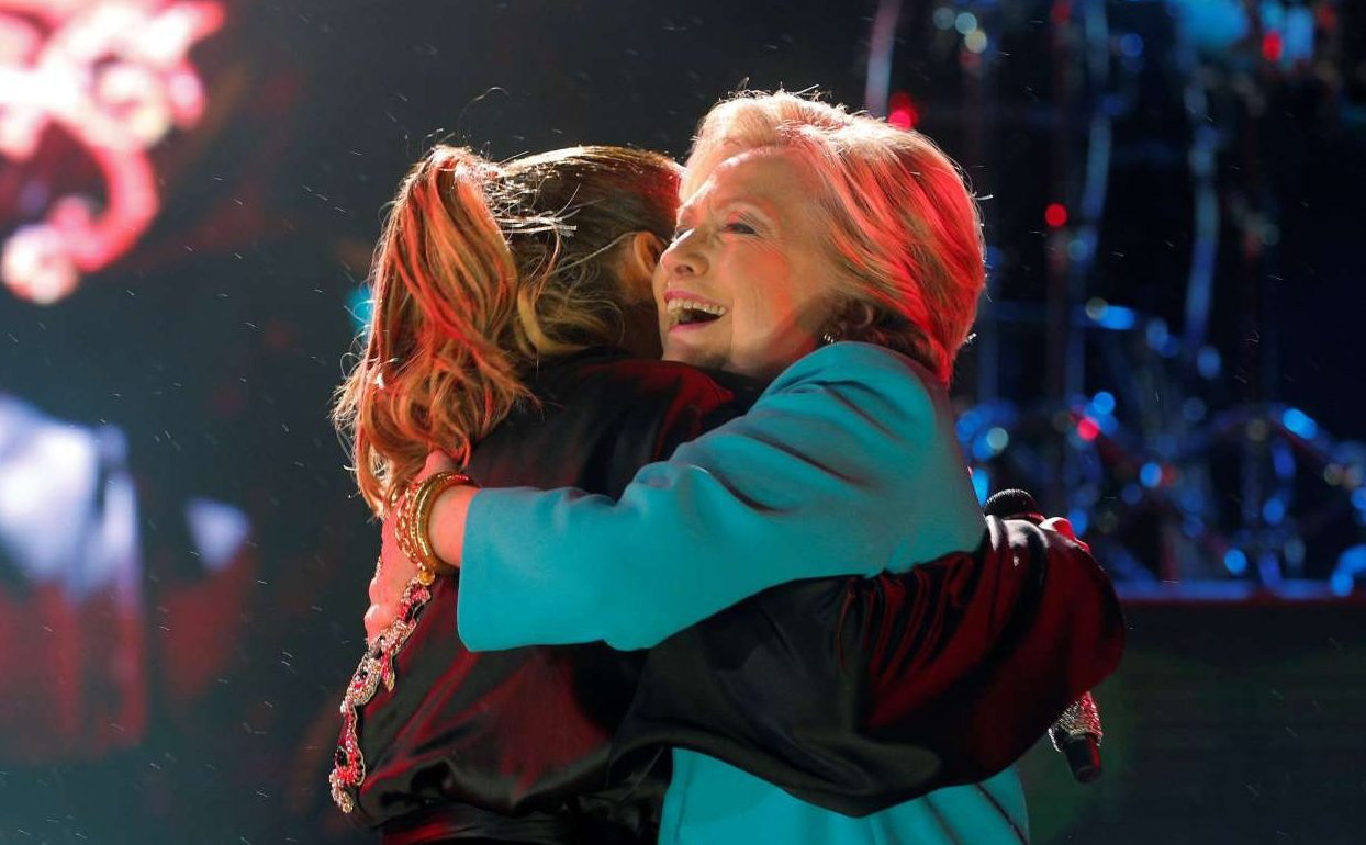 Μεγάλο προβάδισμα της Χίλαρι στην πρόωρη ψήφο