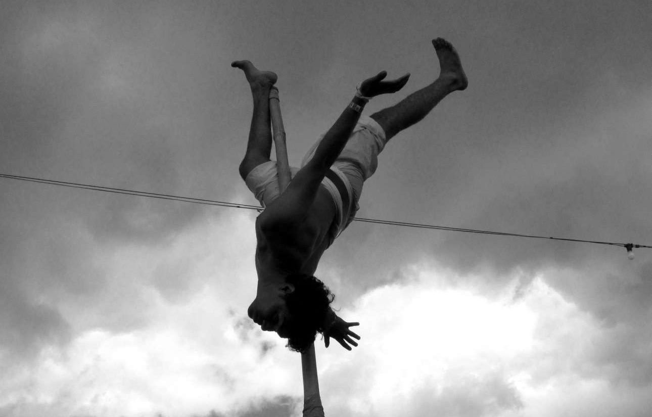 Ο ακροβάτης-αεροπλάνο και το λευκό σκοινί