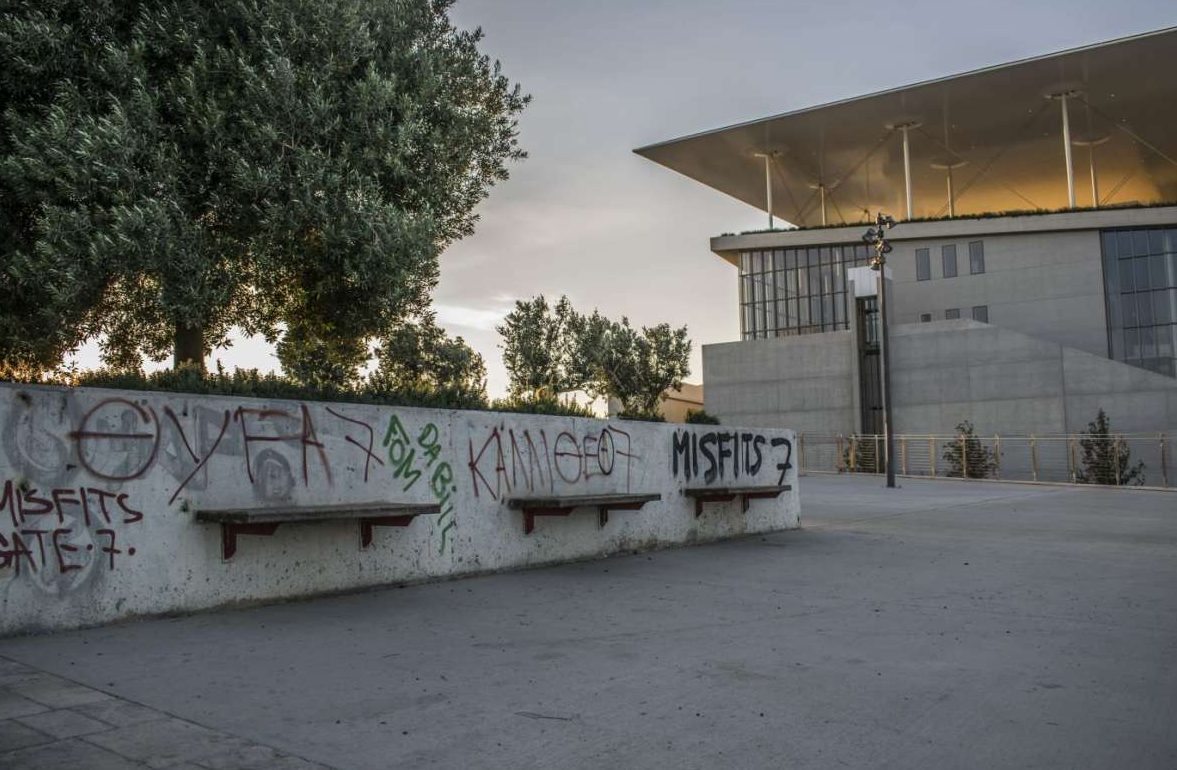 Γιατί δεν μένει τοίχος καθαρός;