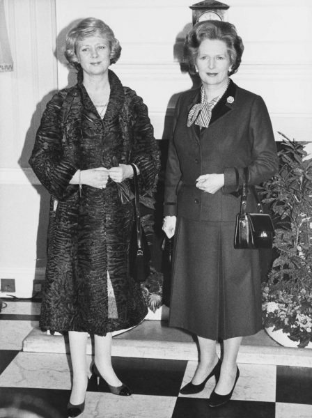 17 Φεβρουαρίου 1982, με την Μάργκαρετ Θάτσερ (δεξιά) στην Ντάουνινγκ Στριτ 10 (Mike Stephens/Central Press/Getty Images/Ideal Image)