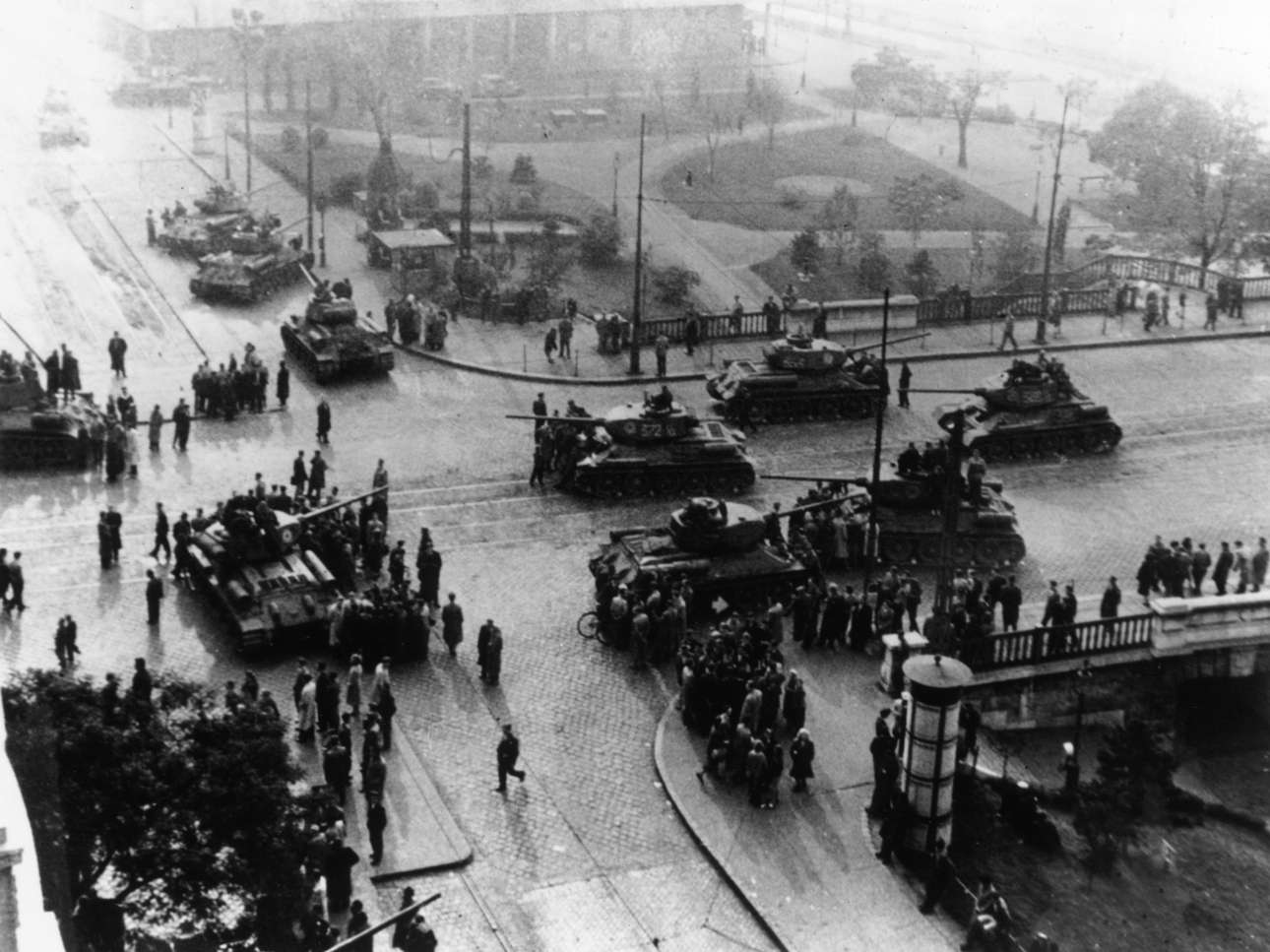 Σοβιετικά τεθωρακισμένα στο κέντρο της Βουδαπέστης. Για κάποιες μέρες είχε επικρατήσει η εσφαλμένη εντύπωση ότι οι Σοβιετικοί αποχωρούσαν. Τελικά στράφηκαν κατά των εξεγερμένων Ούγγρων. Οι νεκροί ξεπέρασαν τις 2.500 ψυχές...