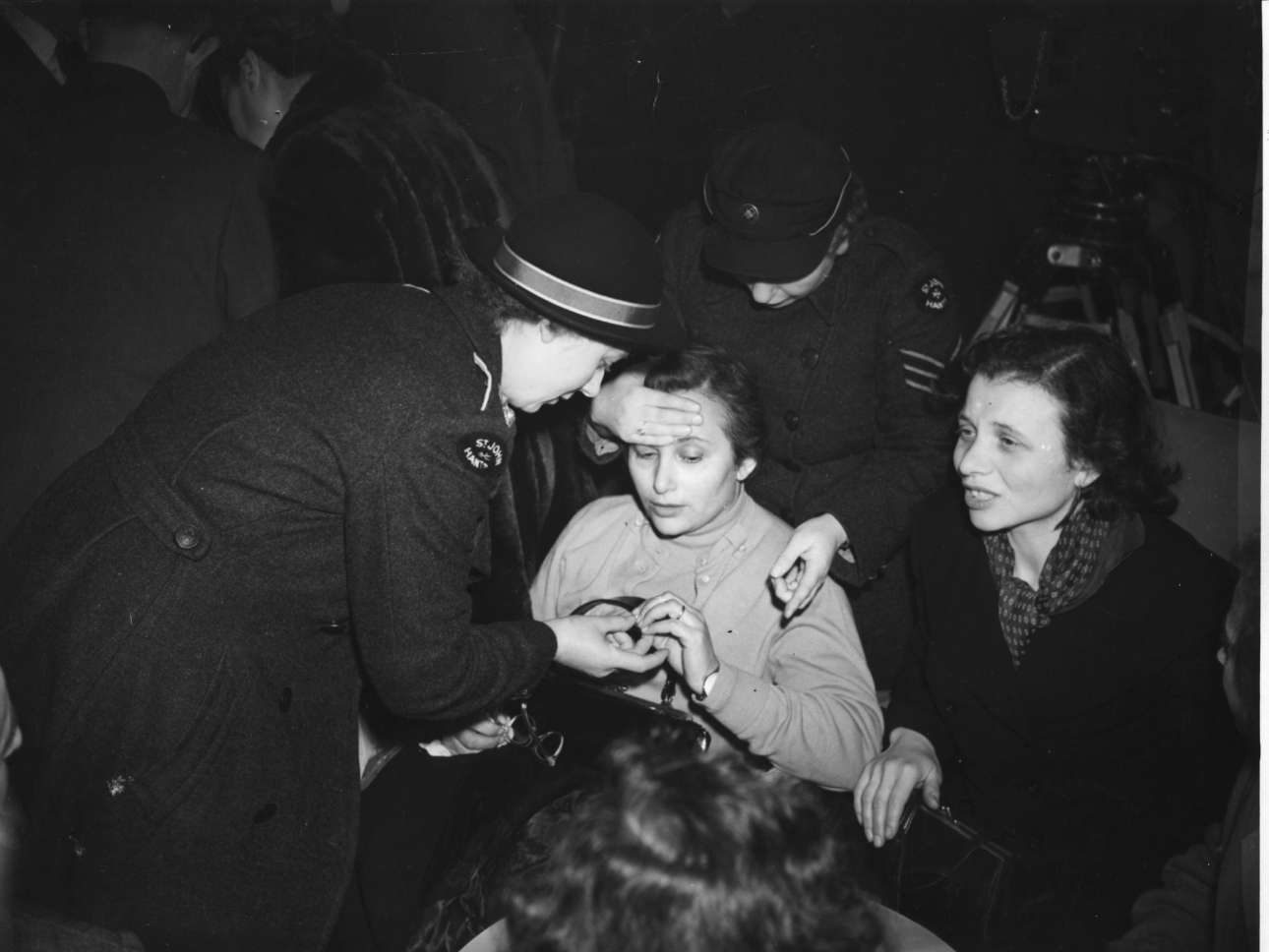 Νοέμβριος 1956. Μια Ουγγαρέζα λαμβάνει τις πρώτες βοήθειες κατά την άφιξή της στο αεροδρόμιο του Χάμσαϊρ στη Βρετανία