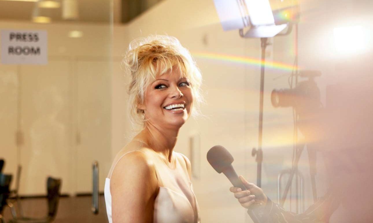 Μαντέψτε! Η Πάμελα Αντερσον μάς ξαναδείχνει το κορμί της