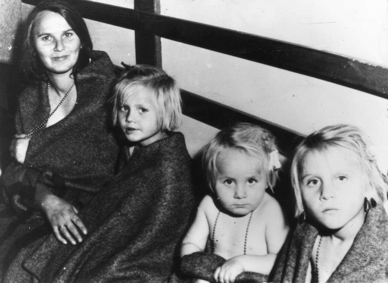 O άντρας της χάθηκε στην εξέγερση. Η γυναίκα με τα τρία παιδιά της έχουν φθάσει στην Ελβετία. Περί τις 200.000 Ούγγροι διέφυγαν στη Δύση κατά την εισβολή των Σοβιετικών τον Νοέμβριο του 1956