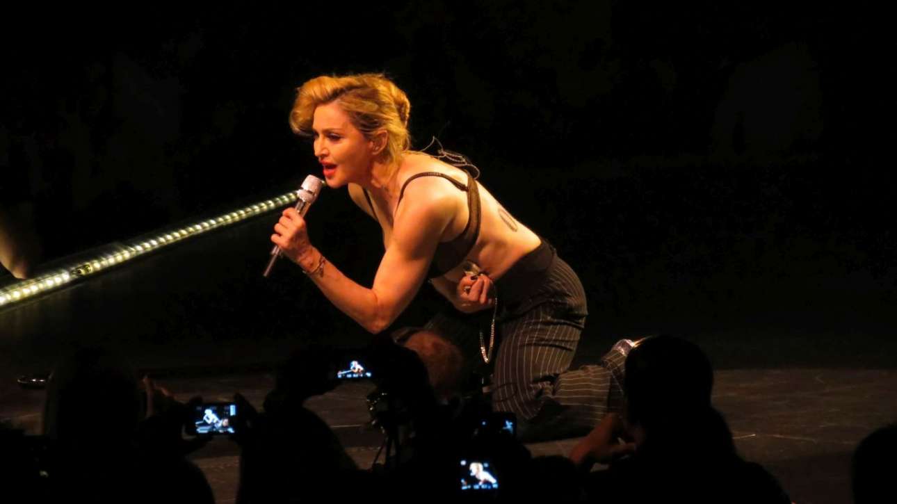 «Ψηφίστε Χίλαρι και θα σας κάνω στοματικό σεξ», υπόσχεται η Μαντόνα