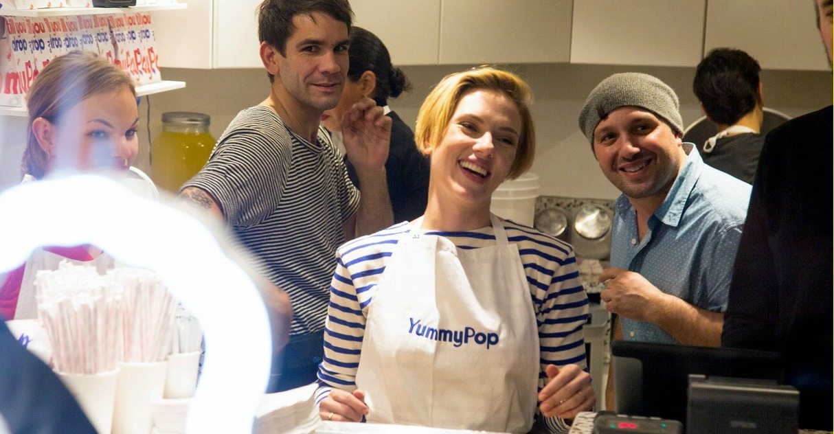 Θα έτρωγες ποπ-κορν από τα χεράκια της Σκάρλετ;