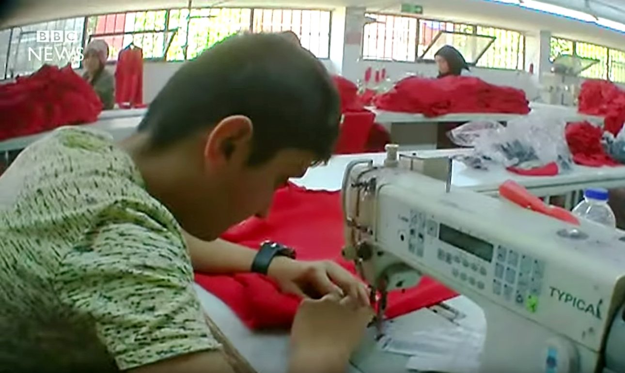 Ανήλικοι πρόσφυγες φτιάχνουν τα ρούχα μας στην Τουρκία!