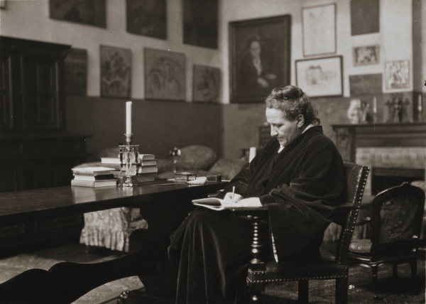 gertrude-stein-writing-home