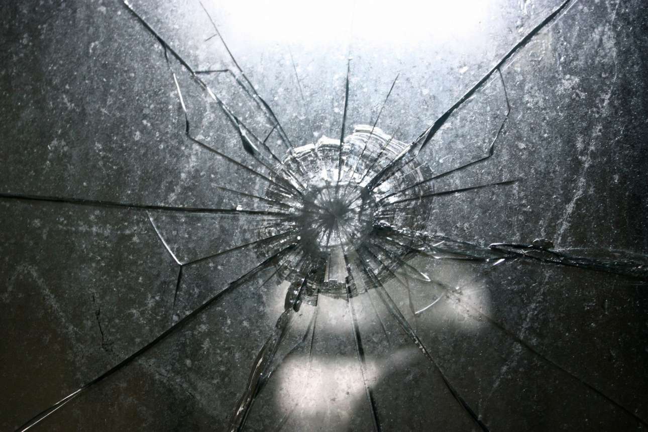 Το Μαξίμου ανάμεσα σε διασταυρούμενα πυρά