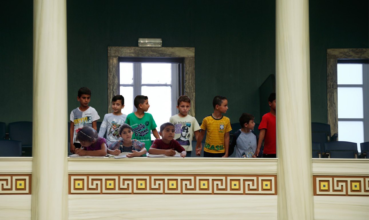 Με ορθάνοιχτα μάτια από τον τρόμο τα προσφυγόπουλα έρχονται σε επαφή με την ελληνική παιδεία κατά την εκδρομή στη Βουλή την πρώτη μέρα του σχολείου 