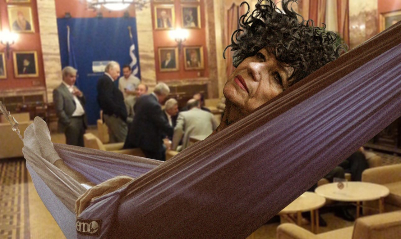 Η Αννα Βαγενά ξαπλωμένη για άλλη μια φορά στο εντευκτήριο της Βουλής, ξεκουράζει τα πόδια της χωρίς να επιβαρύνει τα έπιπλα των συναδέλφων της