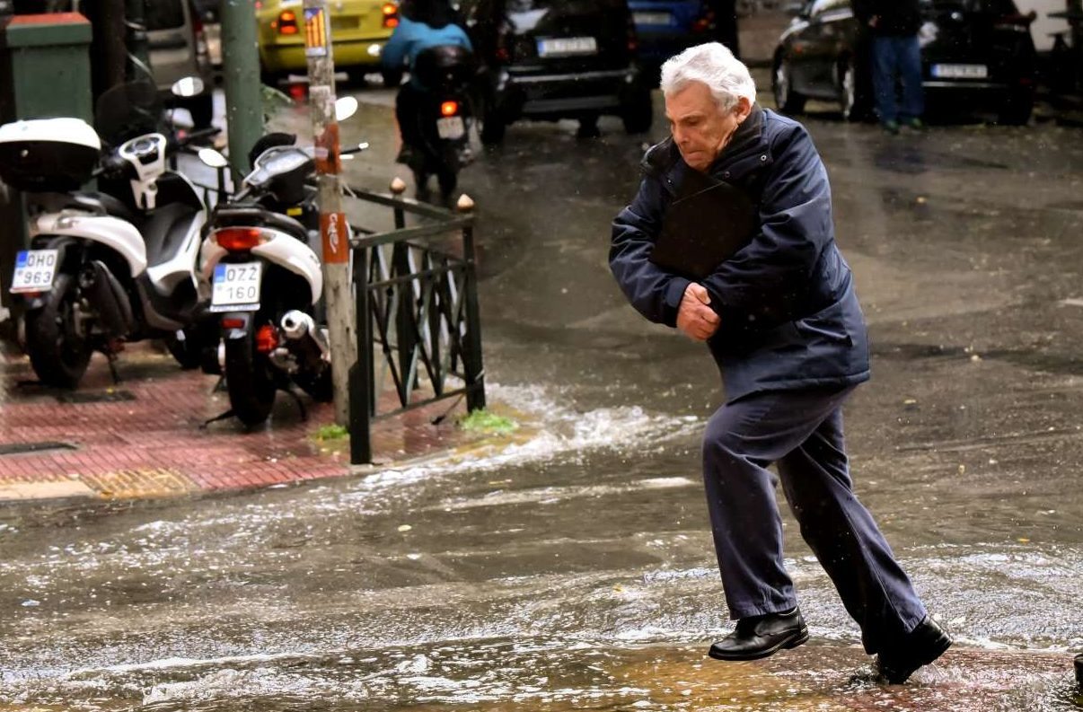 Κακοκαιρία με χιόνια και καταιγίδες μέχρι την Πέμπτη