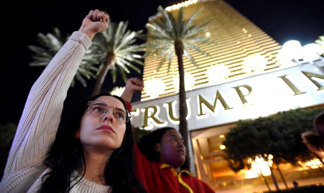 Η Αμερική διαδηλώνει κατά του Τραμπ – η Κλίντον κατηγορεί το FBI για την ήττα