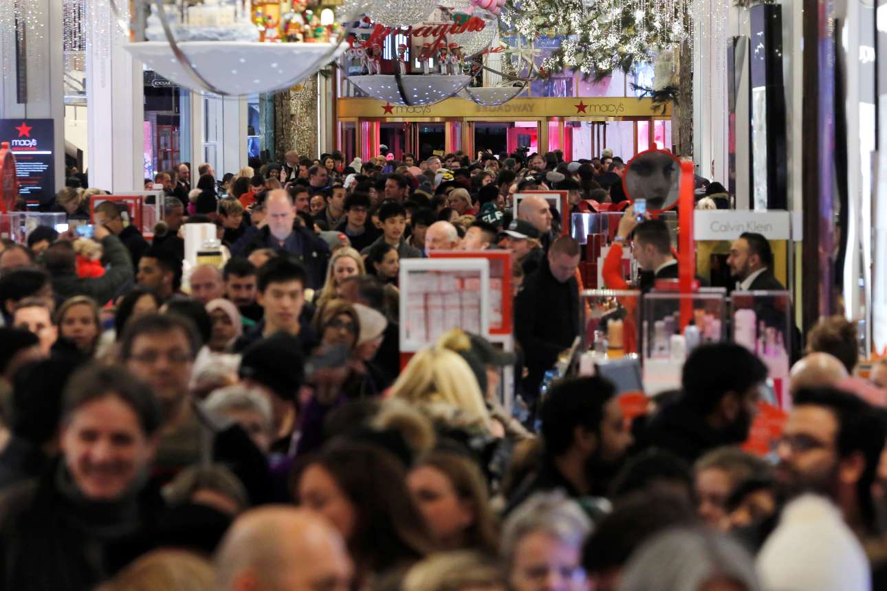 Χαμός στο Macy's μολονότι το Μανχάταν άδειασε καθώς πολλοί έφυγαν για να γιορτάσουν το τετραήμερο της Ημέρας των Ευχαριστιών