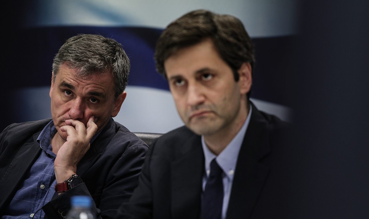 Το χρέος και τα φύκια για μεταξωτές κορδέλες