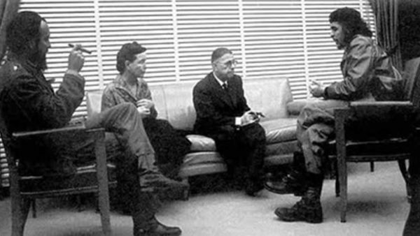 Η ιστορική φωτογραφία του Αλμπέρτο Κόρντα: από αριστερά Φιντέλ Κάστρο, Σιμόν ντε Μποβουάρ, Ζαν Πολ Σαρτρ, Ερνέστο «Τσε Γκεβάρα»