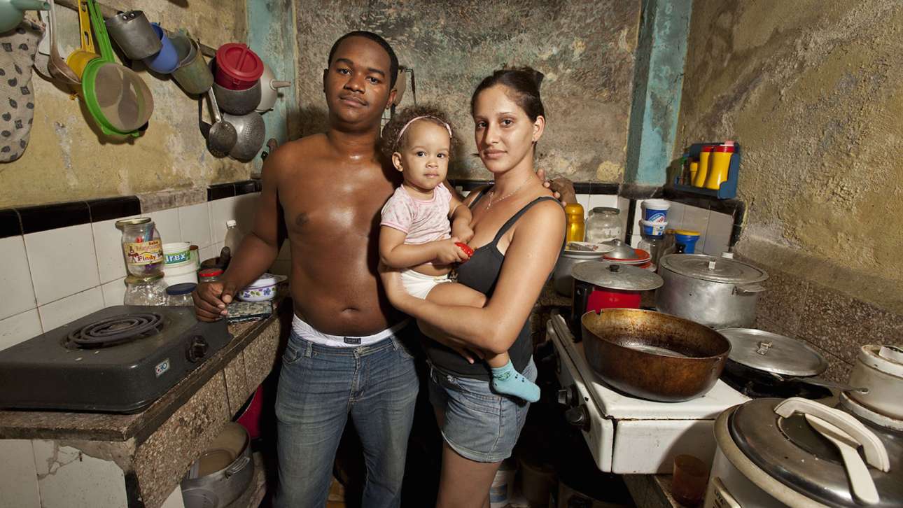 Μορφωμένες πόρνες στις κοιλιές των τουριστών